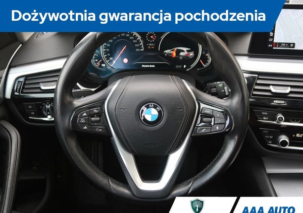 BMW Seria 5 cena 90000 przebieg: 191391, rok produkcji 2017 z Staszów małe 301